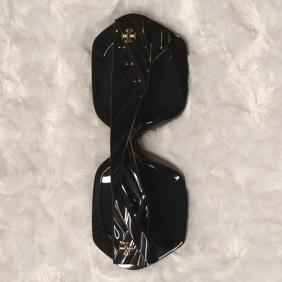 Tory Burch Black Sunglasses with Branded Case - Picture 4 of 9